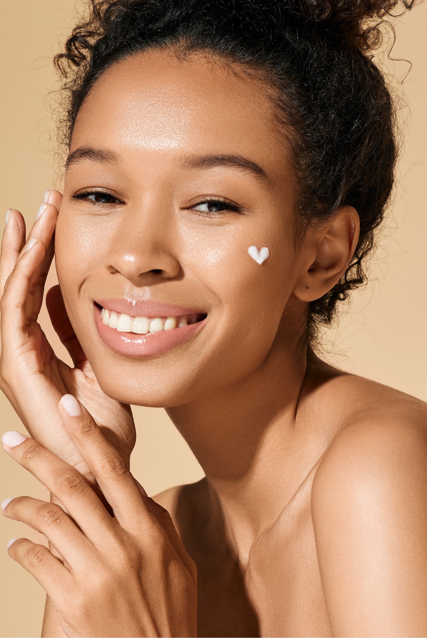 Photo de profil de face d une jeune femme brune - qualite de peau | Centre Villiers Batignolles Paris