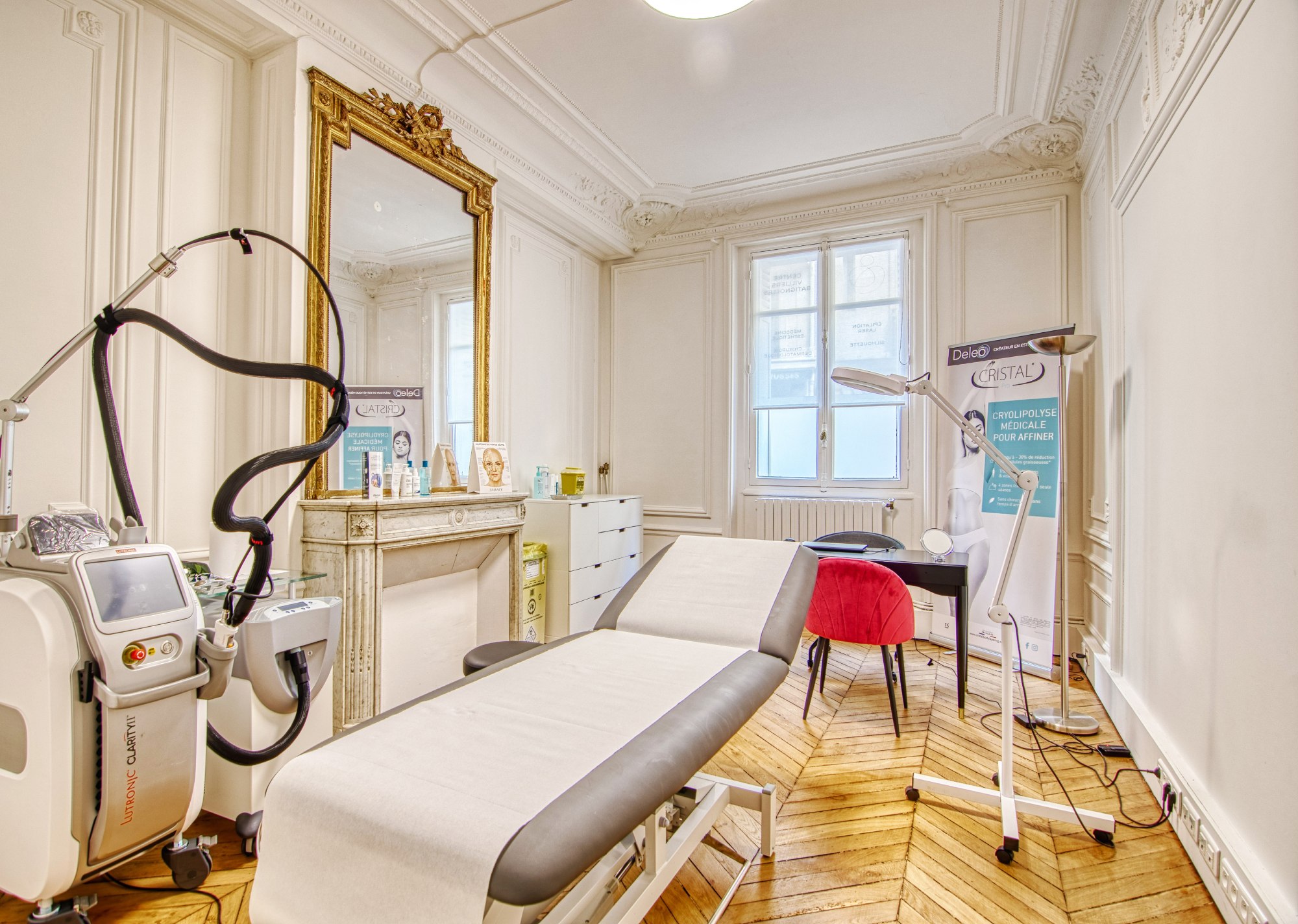 Photo montrant une table et une machine d epilation dans une jolie salle - le centre | Centre Villiers Batignolles Paris