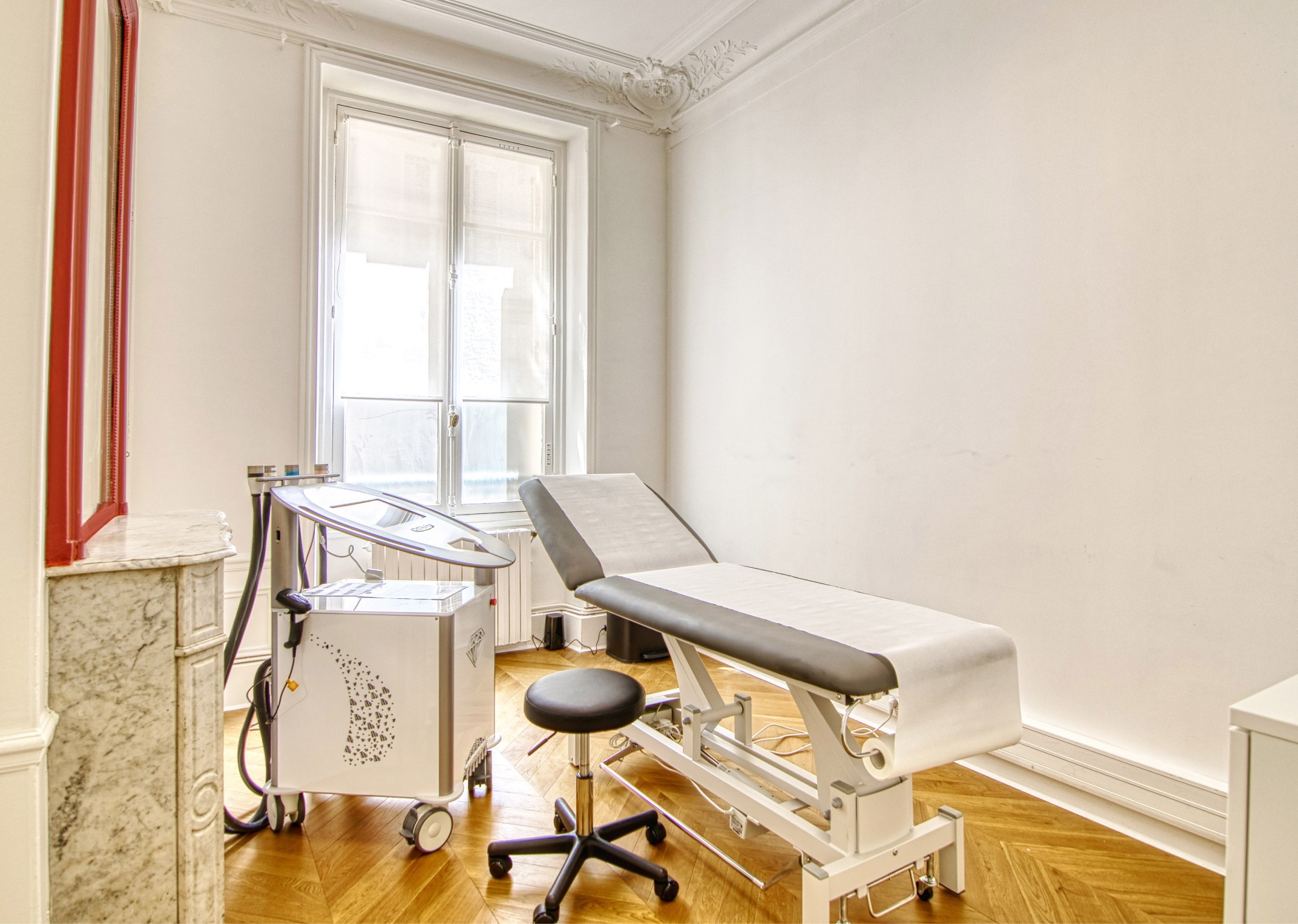 Photo montrant une table d examin et une machine de cryolipolyse - Le centre | Centre Villiers Batignolles Paris