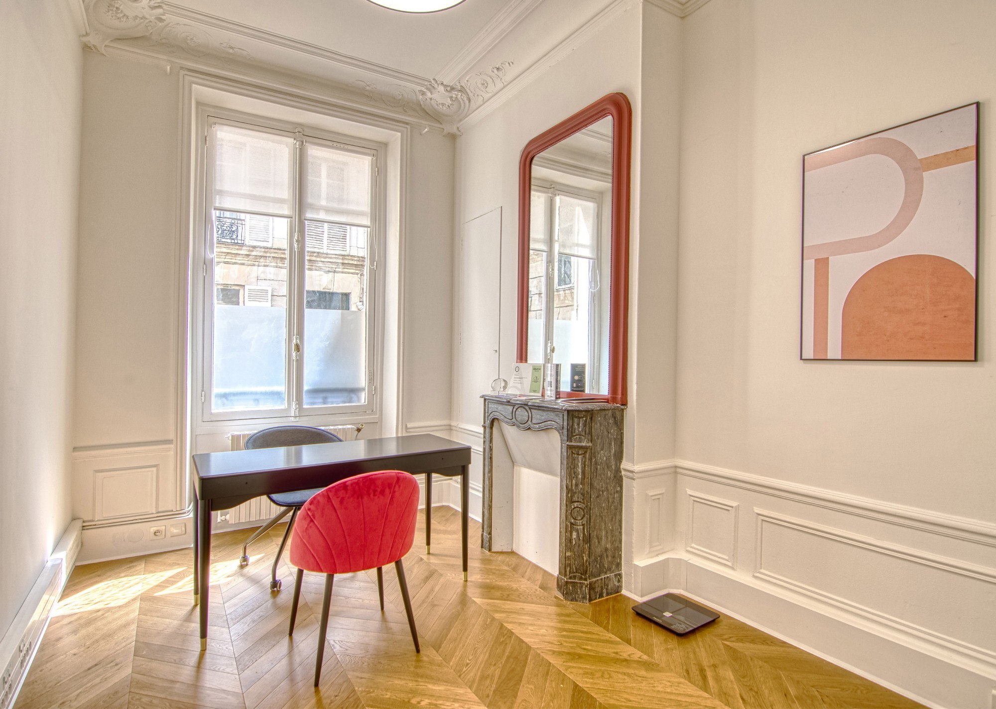 Photo montrant un bureau dans une salle bien eclaire - Le centre | Centre Villiers Batignolles Paris