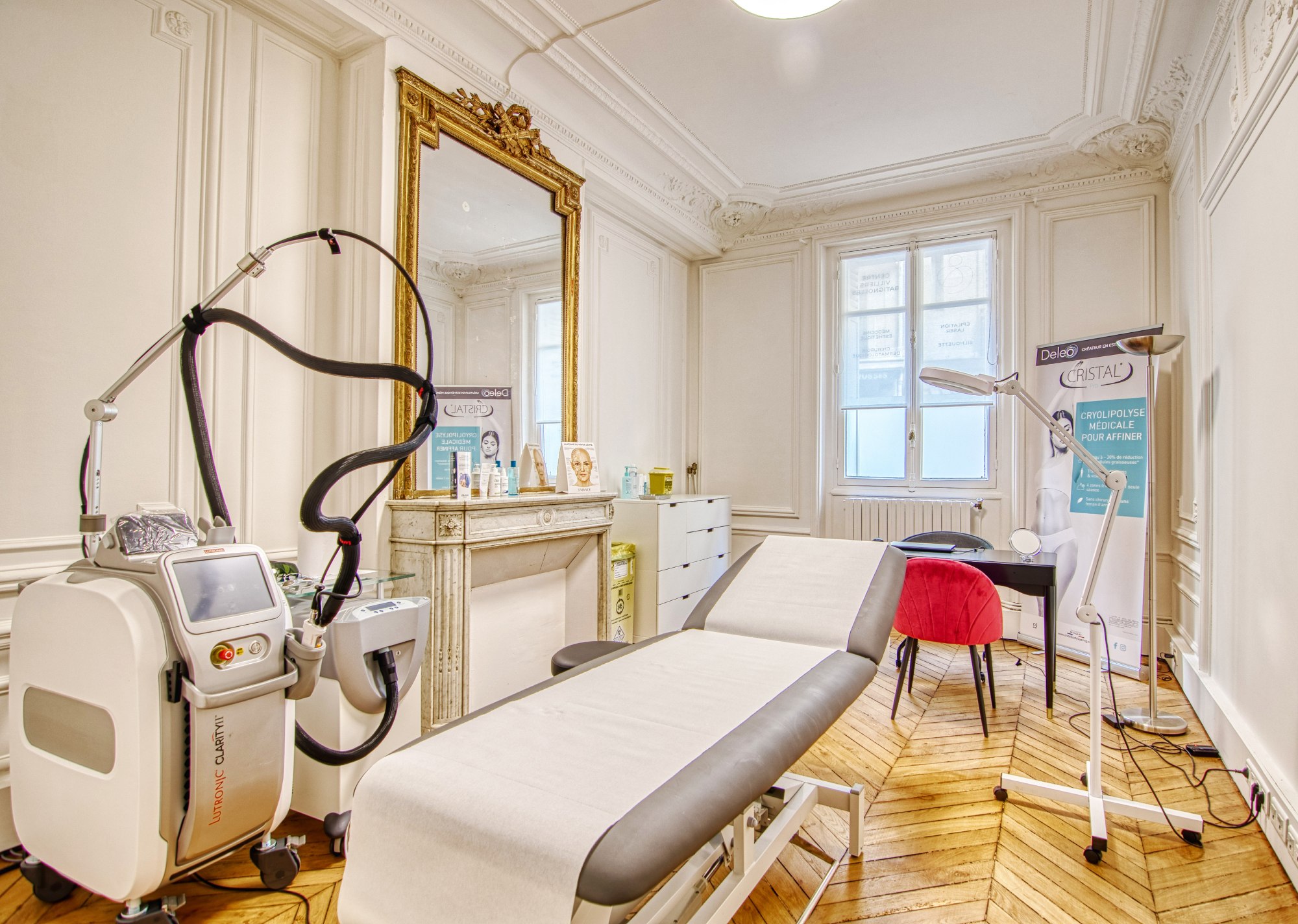 Photo d une jolie salle avec une table epilation et une machine d epilation - Plateau technique | Centre Villiers Batignolles Paris