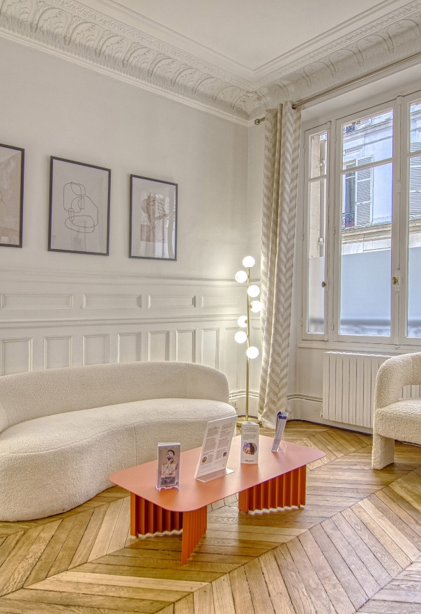 Jolie canape et table dans une salle d accueil - Le centre | Centre Villiers Batignolles Paris
