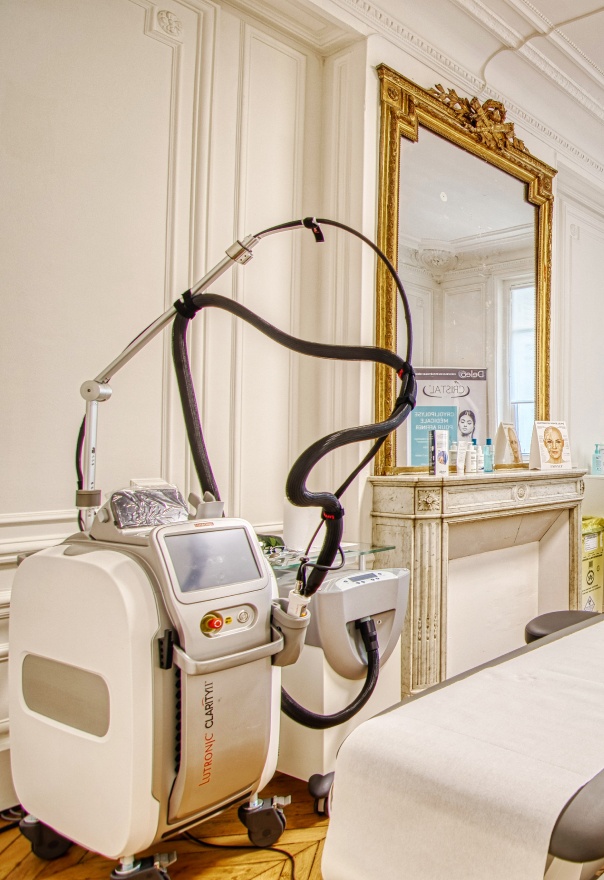 Photo montrant une machine d epilation laser - plateau technique | Centre Villiers Batignolles Paris