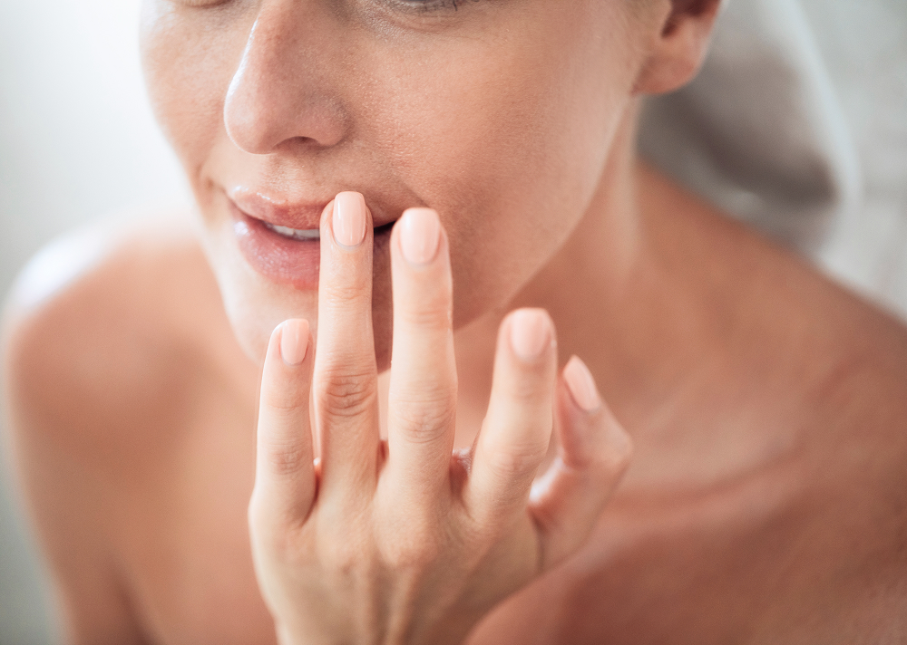 Injection d’acide hyaluronique pour repulper les lèvres et redessiner leur contour naturellement. Centre Villiers Batignolles, Paris.
