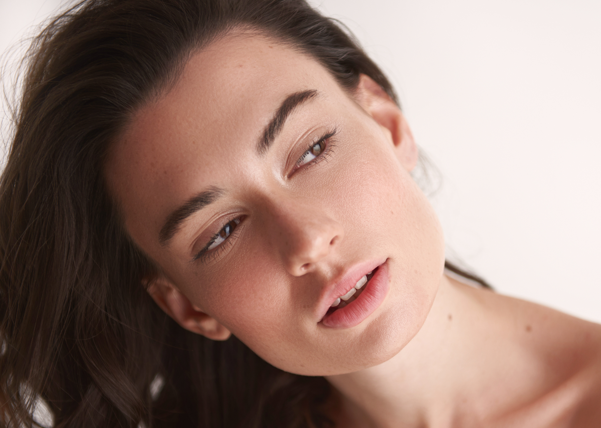 Lissage des rides horizontales du front par injection de toxine botulique pour un aspect rajeuni. Centre Villiers Batignolles, Paris.